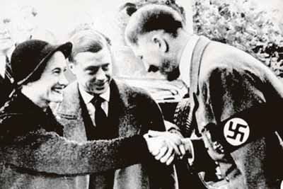 Шпионивших на Германию герцога и герцогиню Виндзорских Гитлер лично принимал в своей резиденции в 1937 году. А в войну обещал восстановить Эдуарда на британском престоле в обмен на сепаратный мир.