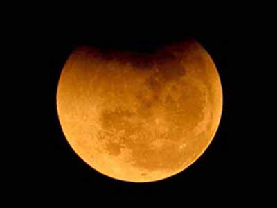 Полное лунное затмение смогут наблюдать в среду жители российского Дальнего Востока, Сибири и Зауралья